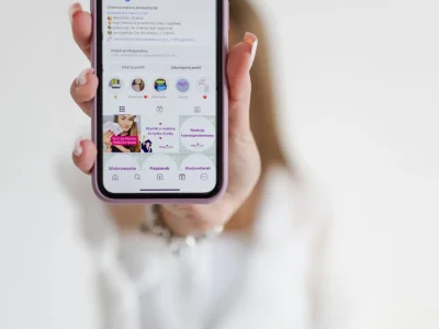 nauczycielka-od-chemii-pokazuje-instagram-na-telefonie