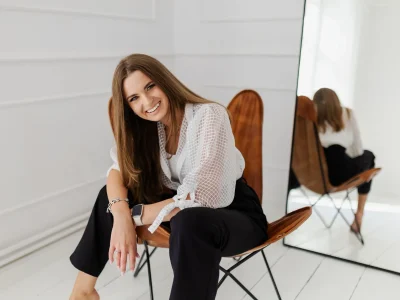 piekna-wesola-nauczycielka-w-studio-minimalistycznym