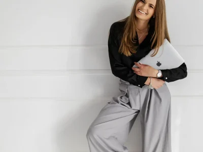 wesola-nauczycielka-z-materialami-dydaktycznymi